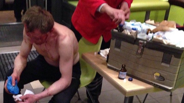 Окровавленный посетитель МакДональдса: мужчина убежал от убийц