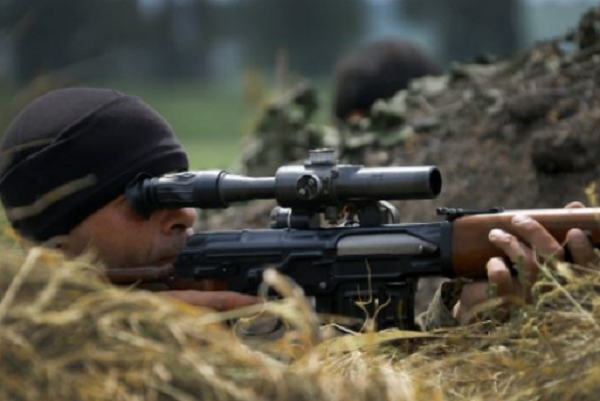 Террористы оставили тяжелое оружие, но активизировали снайперов — Видео