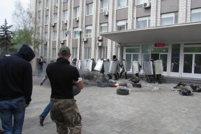 Мариупольские спецназовцы "отбили атаку террористов" на здание главка полиции