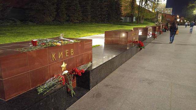 В Москве возле памятника городу-герою Киеву появились цветы