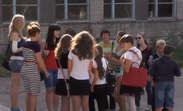 В школе Перевальска со складом боеприпасов в подвале продолжают обучение детей