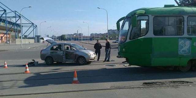ДТП в Харькове: трамвай протаранил авто