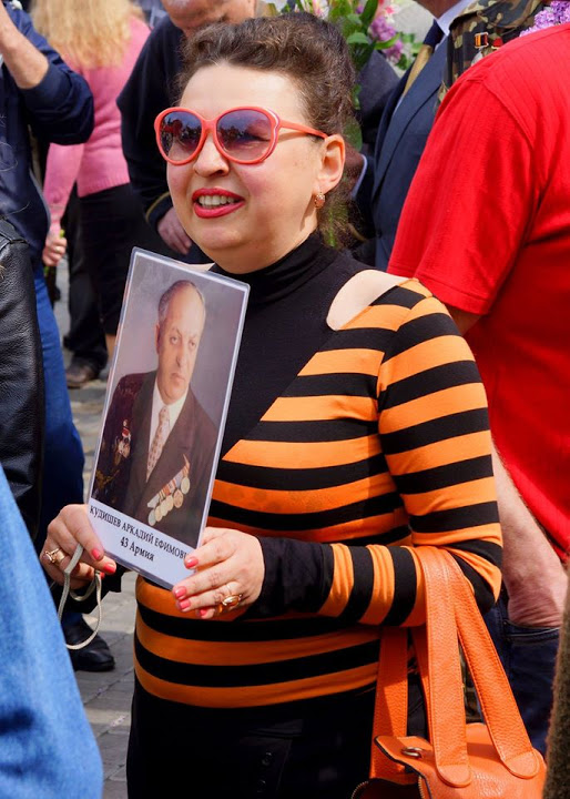 Одесский гламур на 9 мая: наряды в цвет георгиевской ленты