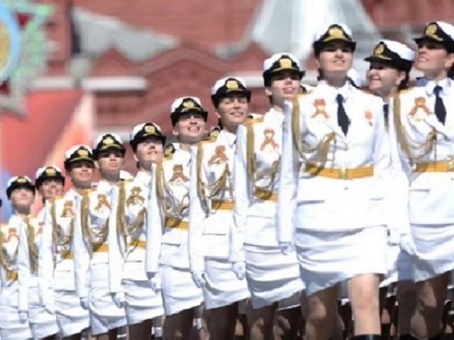 Путін продемонстрував російську армію в міні-спідницях