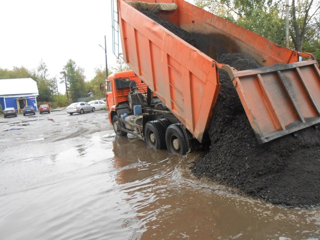 Ремонт трассы «Одесса – Рени»: асфальт кладут под проливным дождем