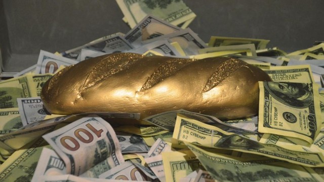 Прокуратура закрыла дело о пропаже золотого батона Януковича