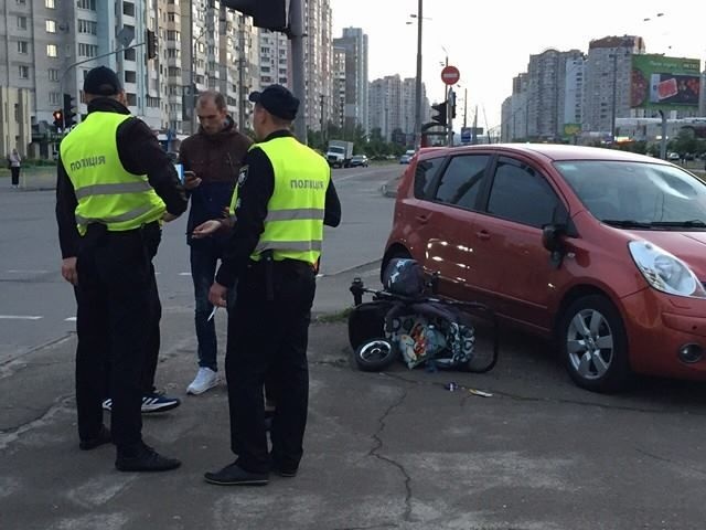 На Позняках "Nissan" сбил маму с коляской