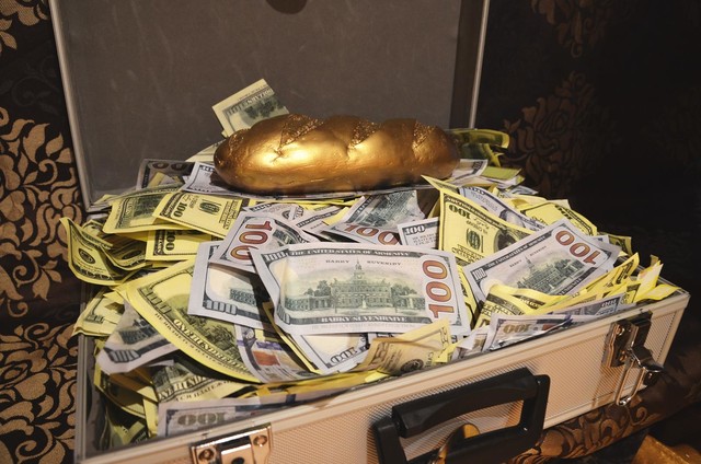 Нет никакой коррупции. Есть грабеж и дележка страны - Мирослав Гай