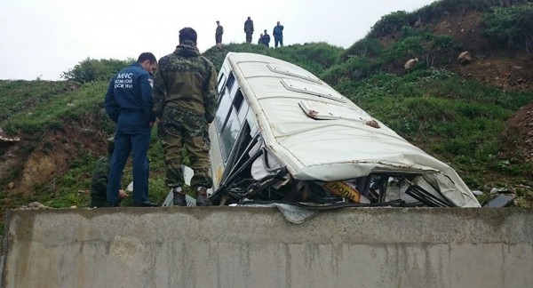 В непризнанной республике автобус с российскими военными рухнул с обрыва