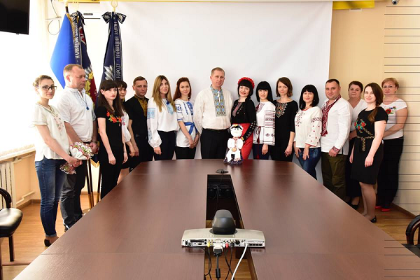 «Поддерживаем украинское!» — полиция Донецкой области вышла сегодня на работу в вышиванках