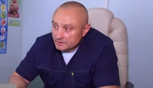 Известный педиатр жестоко избил двух человек по заказу своей дочери