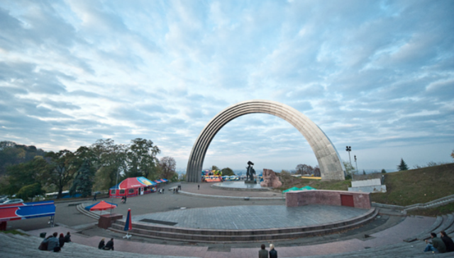 Березовец посоветовал распилить Арку дружбы народов в Киеве