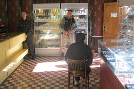 Женщина со стрельбой пыталась ограбить ювелирный магазин