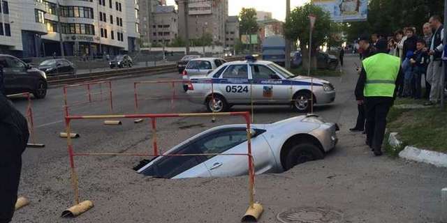 В российском Барнауле автомобиль провалился под асфальт