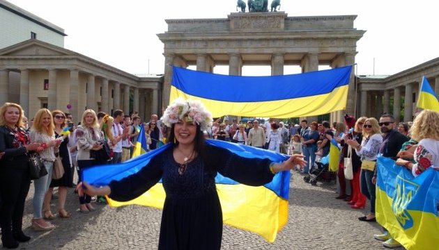 Берлин в субботу оделся в вышиванки