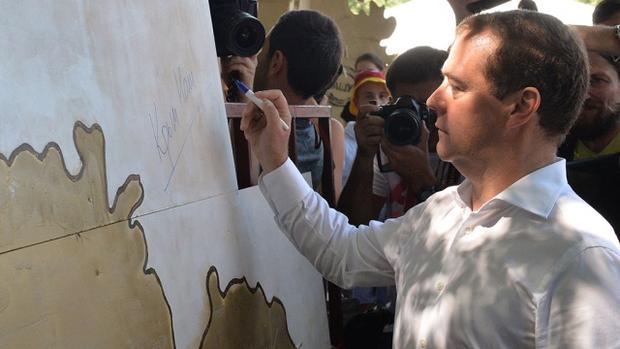 «Денег нет, всего доброго»: Медведев в Крыму откровенно поиздевался над пенсионерками