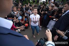 Стало известно, почему Савченко вышла из самолета босиком