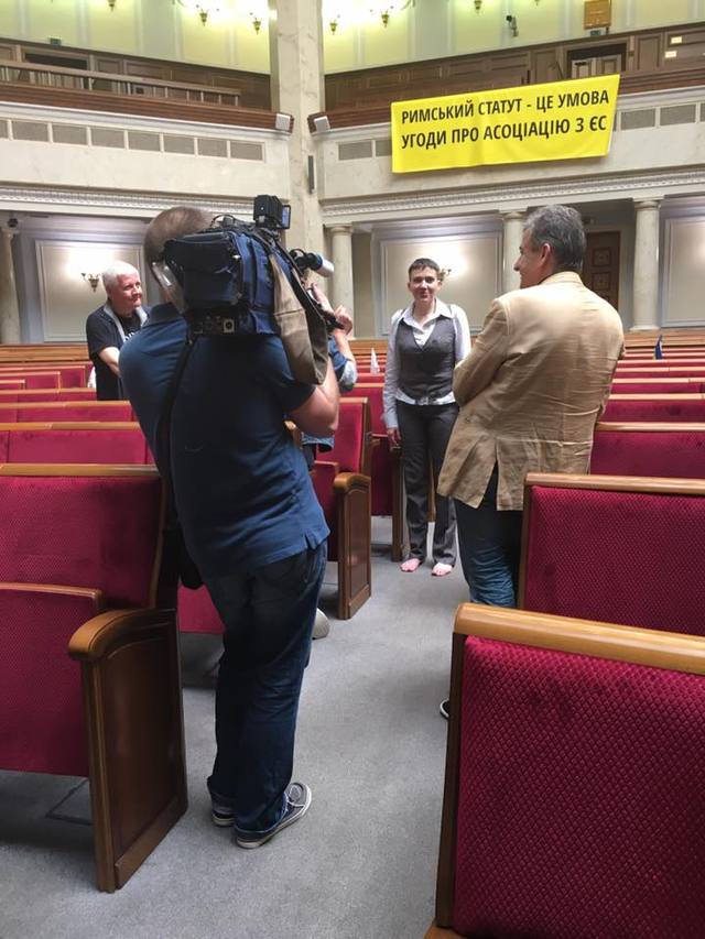 Савченко показали рабочее место в парламенте