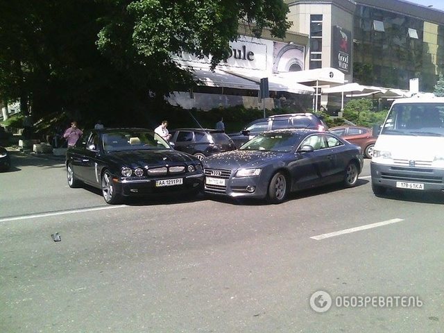 В центре Киева два элитных авто попали в ДТП