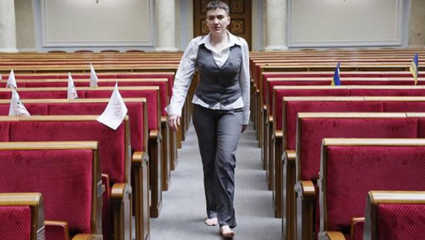 Савченко босоніж зайшла в Раду: з’явилися нові фото