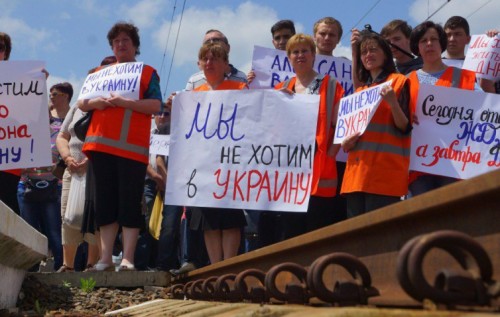 На митинге в Ясиноватой железнодорожники, работающие на «ДНР», требовали денег у Украины