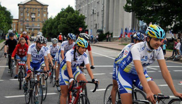 Жители оккупированного Донецка провели велодень в украинской форме