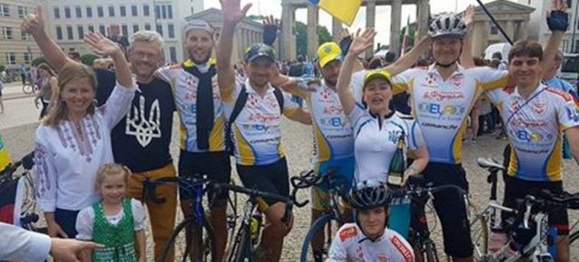 В Берлине украинских велосипедистов встретили флагами и лозунгами "Слава Украине!"