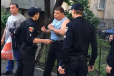 Одесские полицейские толпой не смогли одолеть двоих нарушителей