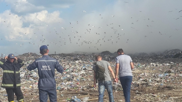 На Грибовицькому сміттєзвалищі стався обвал сміття: пожежники опинилися під завалами