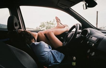 Пьяная одесситка, врезавшись автомобилем в столб и забор, уснула до приезда полиции