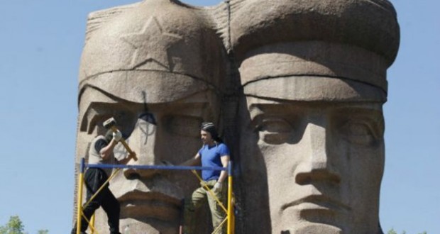 В Киеве снесли один из крупнейших советских монументов