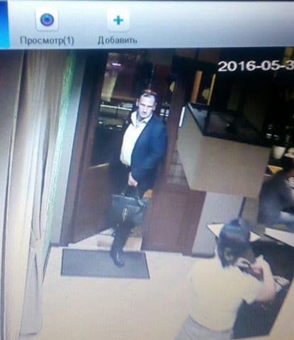 В Киеве двое мужчин вытянули кошелек в кафе: в соцсети объявили розыск