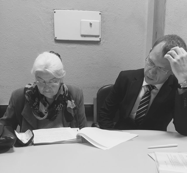 МАТЬ УБИТОГО БУЗИНЫ БЕЗУСПЕШНО ДОБИВАЕТСЯ АУДИЕНЦИИ У ЛУЦЕНКО