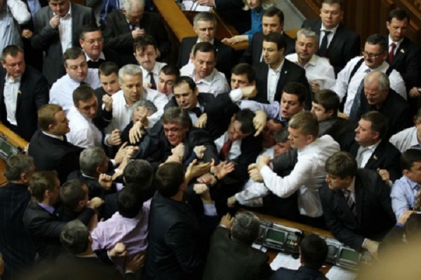 Потасовка в Раде: поругались из-за Днипра и Горишних Плавней (ВИДЕО)