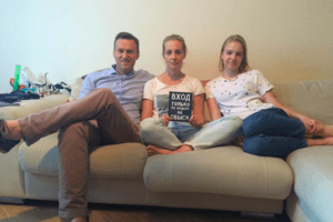 Квартиру Навального обыскали по делу о клевете