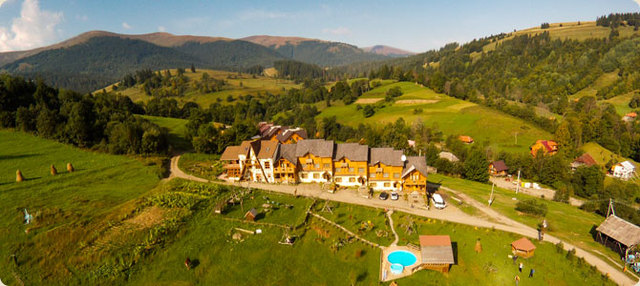 Дружинам непідкупних головних митників Львівщини масово дарують земельні ділянки та котеджі