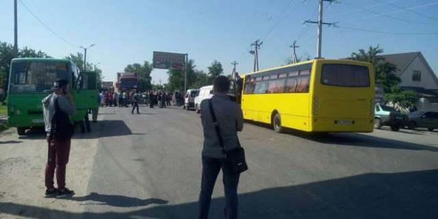 На Харьковщине возмущенные люди перекрыли дорогу