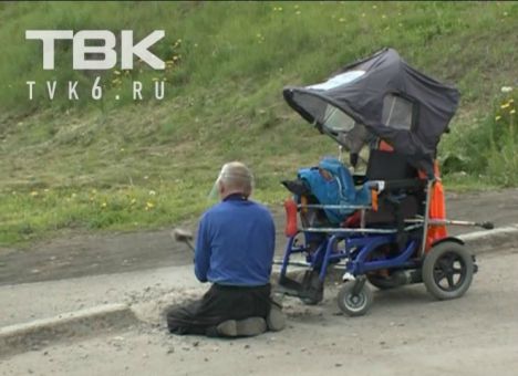 В РФ инвалид-колясочник сломал бордюр, мешавший ему проехать к больнице