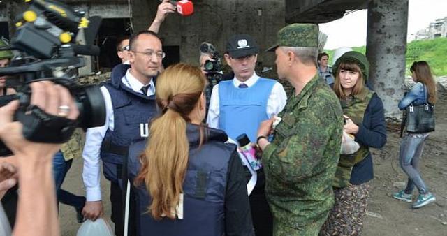 Помощник генсека ООН Шимонович попиарил террористов «днр» на руинах ДАПа. ФОТОфакт