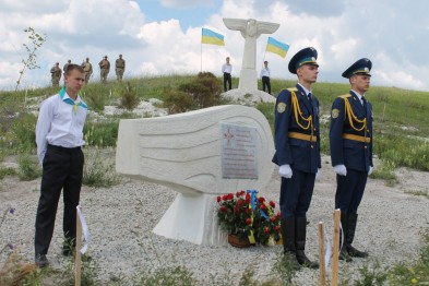 У Пришибі відбулось відкриття меморіалу загиблим над Слов’янськом льотчикам "Скорботний янгол"