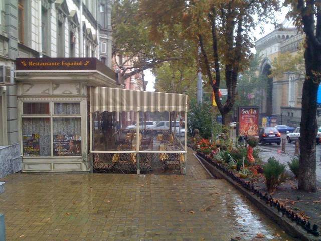 ОДЕССКИЙ ГОРСОВЕТ РАЗРЕШИЛ РЕСТОРАНУ ОСТАВИТЬ ПЕШЕХОДОВ БЕЗ ТРОТУАРА ДО 2017 ГОДА