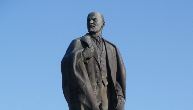 Памятнику Ленину в центре Москвы отрезали голову (ВИДЕО)