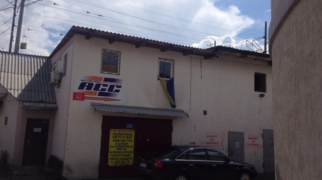 В Киеве людей начали селить в гаражах