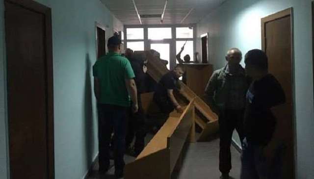 «Правый сектор» взял в осаду одесский суд и пригрозил судьям смертью (ВИДЕО)