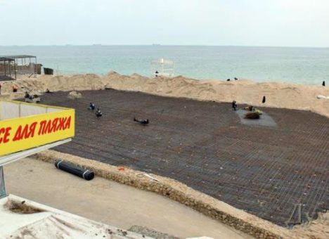 Пляжи в Крыму зарастают травой и заливают бетоном (ВИДЕО)