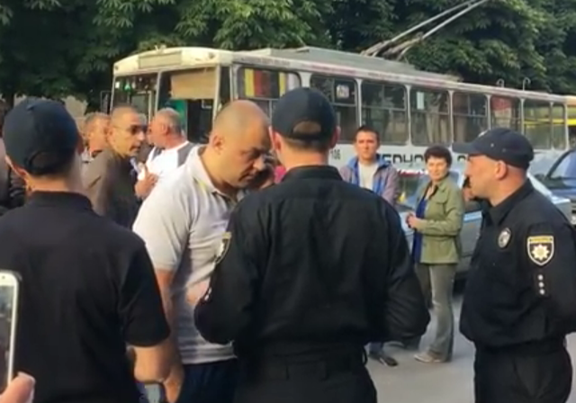 У Тернополі перекрили дорогу та хотіли перекинути джип п’яного «мажора»