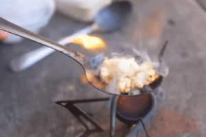 Россиян кормят творогом, который горит. Видеофакт