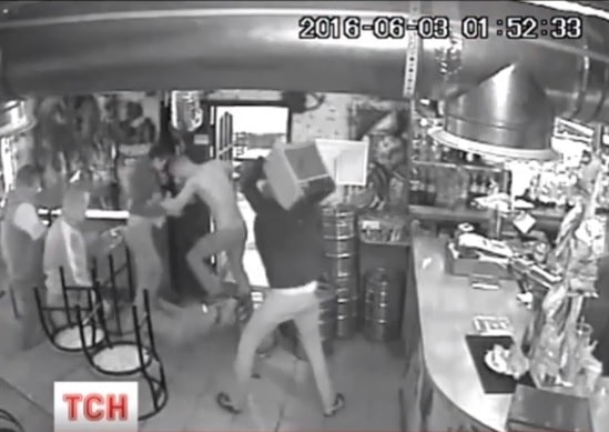 В Киеве арестовали парней, которые жестоко избили бойца АТО