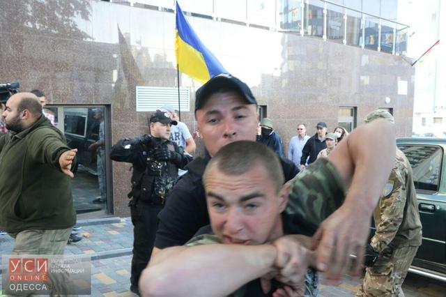 Потасовка у Генконсульства России в Одессе, здание забросали яйцами