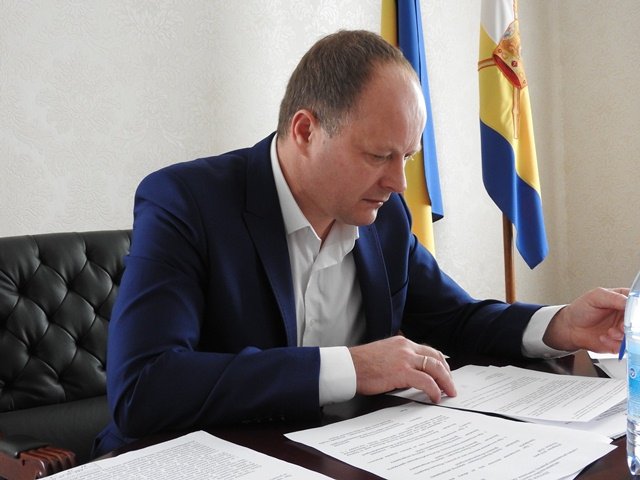 «Бирюков хочет зайти во все схемы», - скандальный депутат Барна о советнике президента